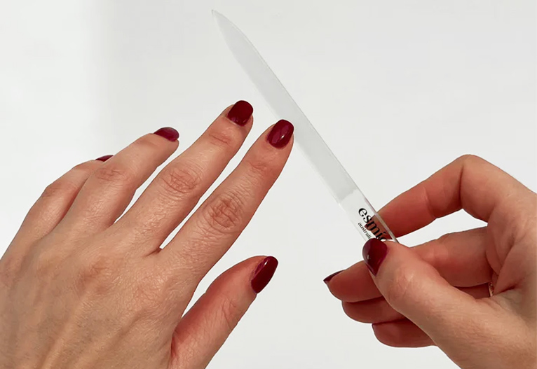 Person using an Ezmio glass nail file.