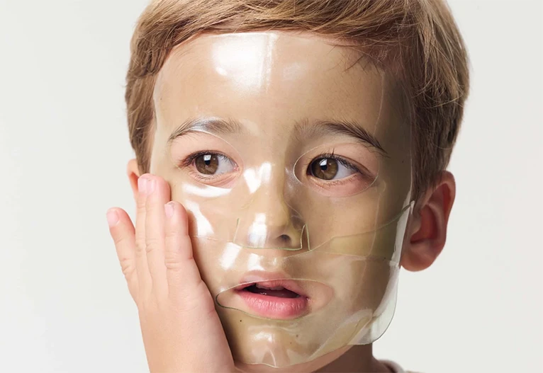 Boy wearing a Rini face mask.