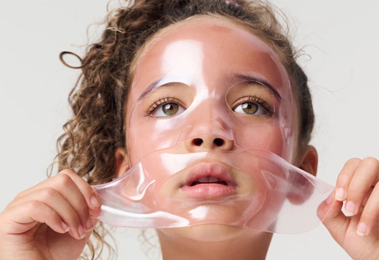 Young girl wearing a Rini face mask.